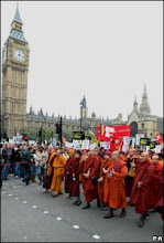 PEACE WALK FOR BURMA. LONDON 2007.