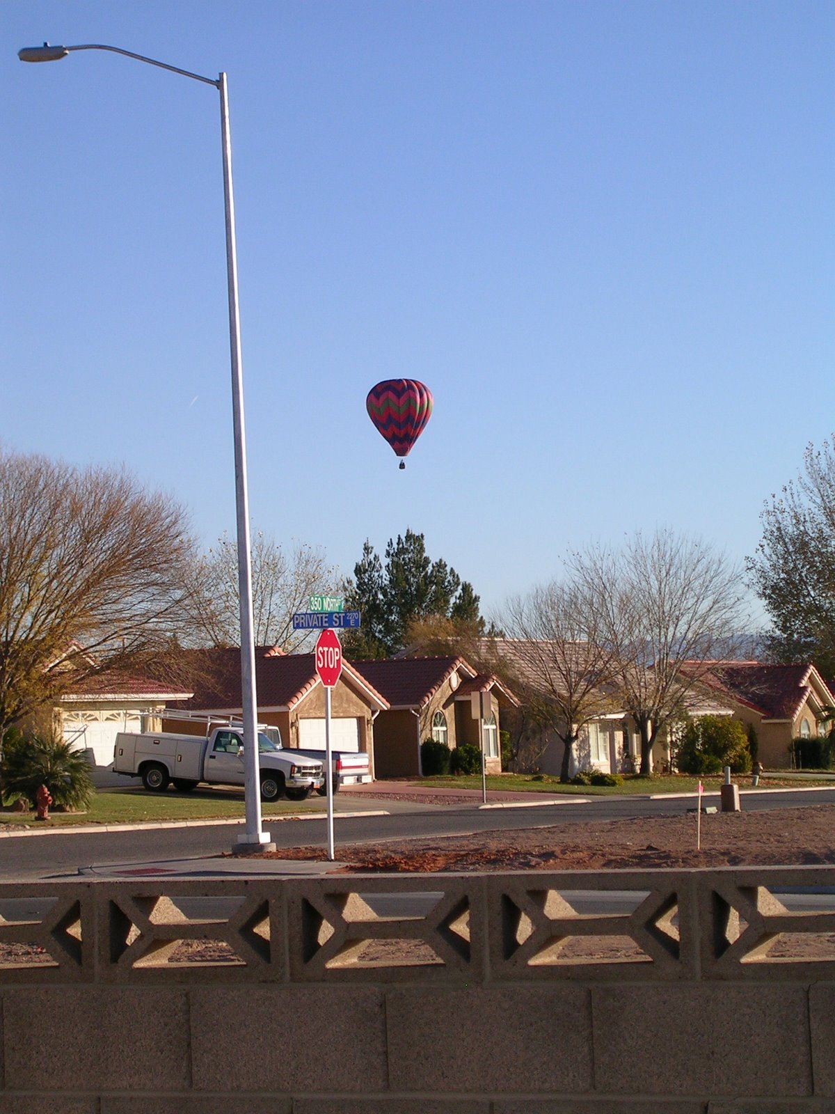 [hot+air+balloon+by+our+house.JPG]