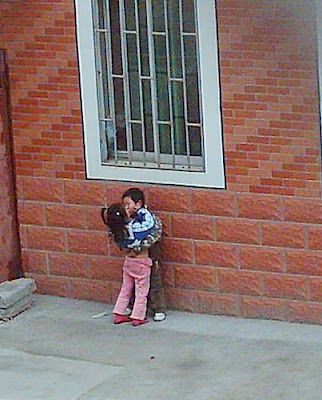 PictoVista: Japanese Kids Caught Making Out