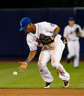 Reyes makes an error for the third straight game