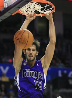 Omri Casspi wears chai on his jersey