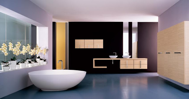 Sehr-schön-Bad-mit-Holz-Badezimmer-Kabinette-Badezimmer-Waschbecken-weiß-Badewanne-und-Blumen