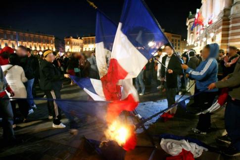 Clip FNJ : Résistons à l'invasion Drapeau+fran%C3%A7ais+br%C3%BBl%C3%A9