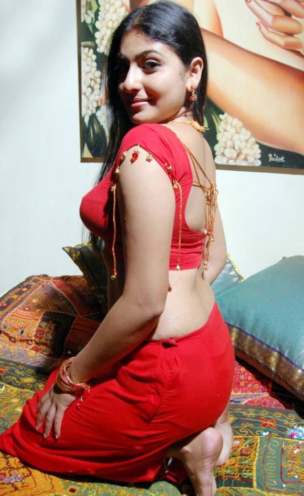 http://2.bp.blogspot.com/_mCQCUdBDa_U/S8Am2UdiYqI/AAAAAAAAF1s/Xlrp42N20QU/s1600/Monika_red_saree_navel_masala_.jpg