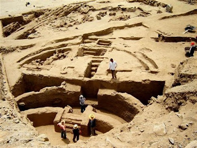 Foto Situs Arkeologi Sechin Bajo 1 - Plaza Kuno Berusia 5.500 Tahun Yang Lalu Ditemukan di Peru - Simbya