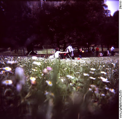 Fotografia di persone in un parco pubblico a Roma. Macchina fotografica Holga 120 CFN