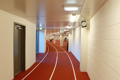 Innendørs løpebane under tribunene på Bislett stadion