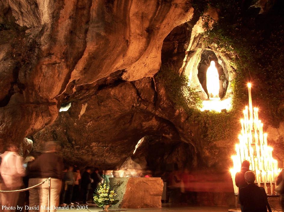 [lourdes+2008_grotto_night+2.JPG]