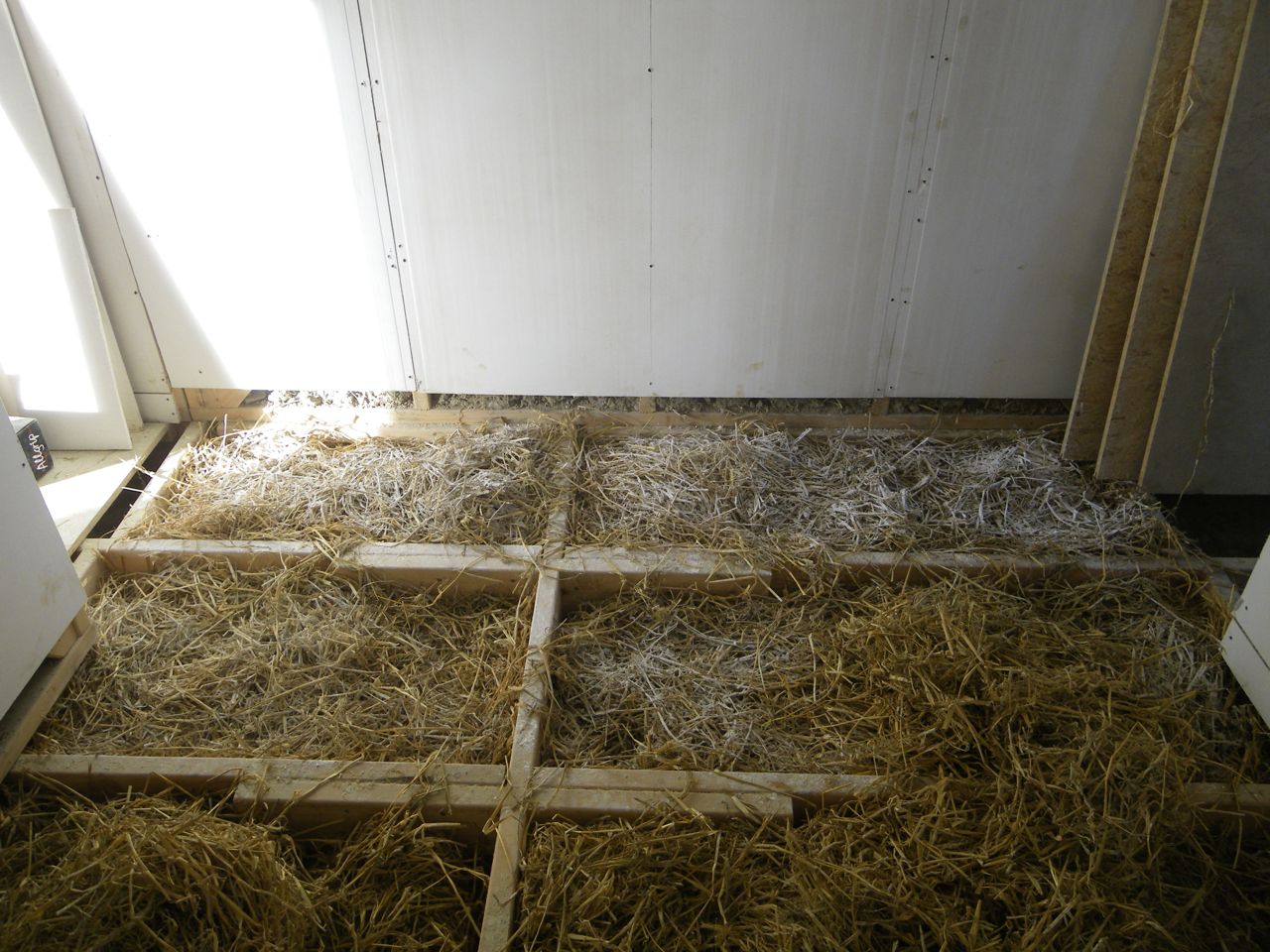 5253 Build StrawLime Insulation in Floor