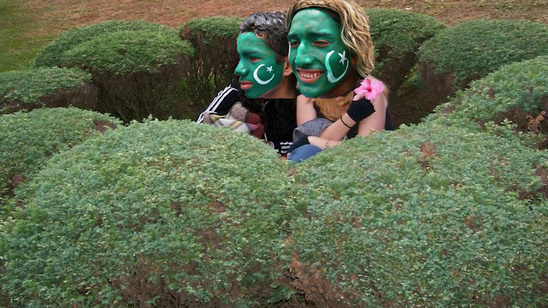 [2-Pak-Girls-no-centro-da-Mo.jpg]