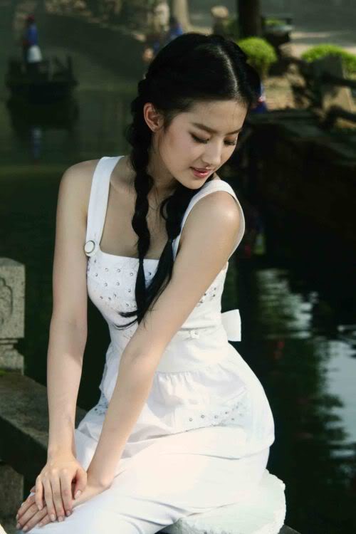 Chinese Celeb Actress Liu Yi Fei