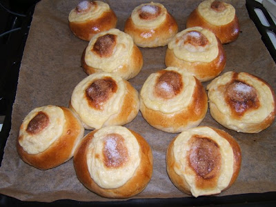 Panes de leche con crema pastelera