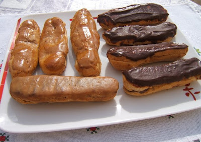 Relámpagos (éclairs) de café y de chocolate