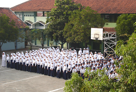 upacara bendera hari senin