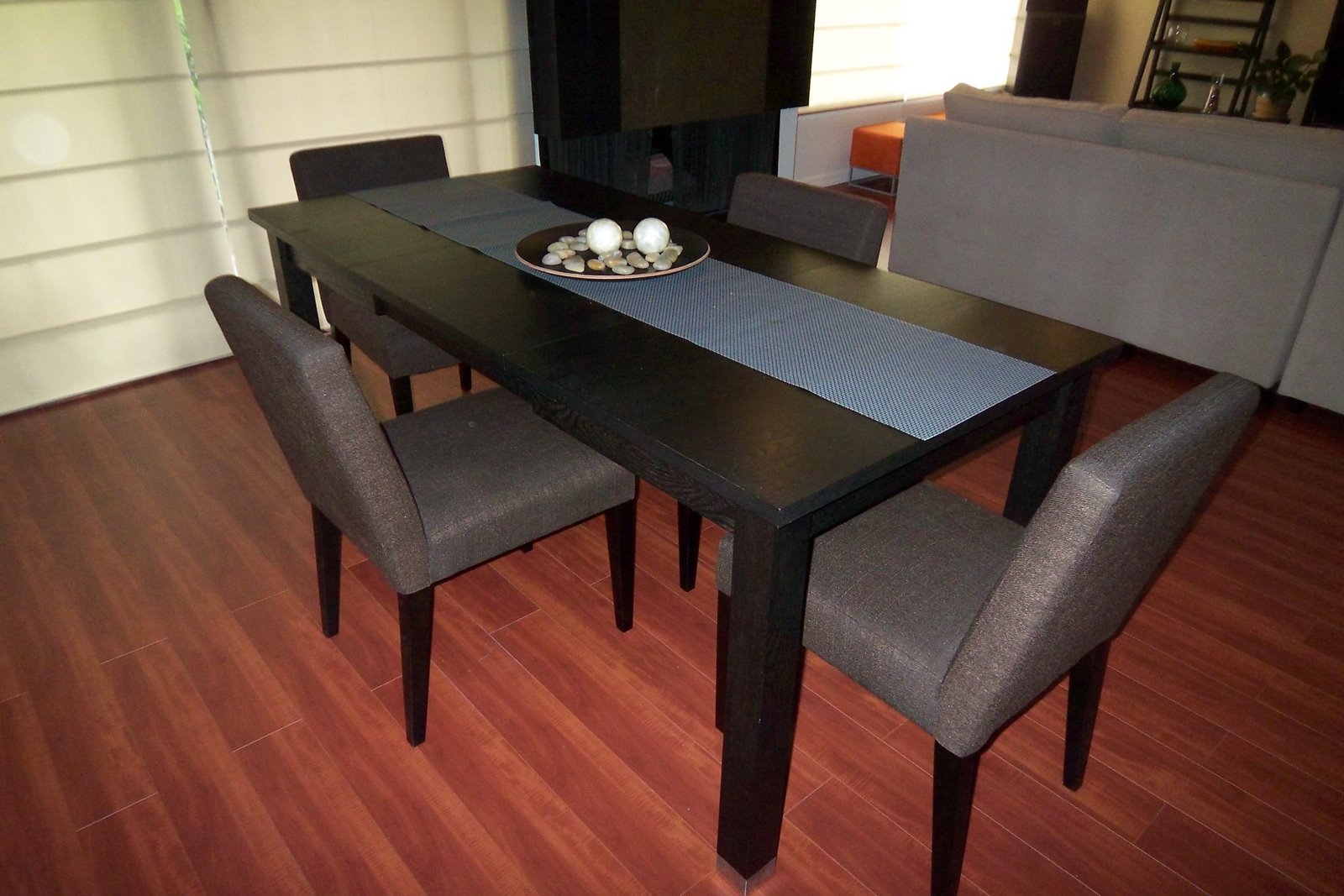 [DiningTableDetail.JPG]