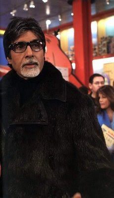 Bollywood Super Big B suffers stomach pain, cancels travel