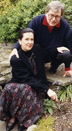 [article-1199550-05B403F2000005DC-221_233x423.jpg]