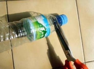 Buka penutup botolnya, masukkan kantong plastik melalui leher botol