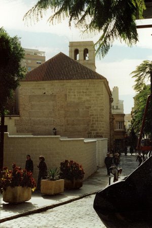 La Iglesia de Santiago detrás del solar del principio de la calle d las tiendas donde empezaba