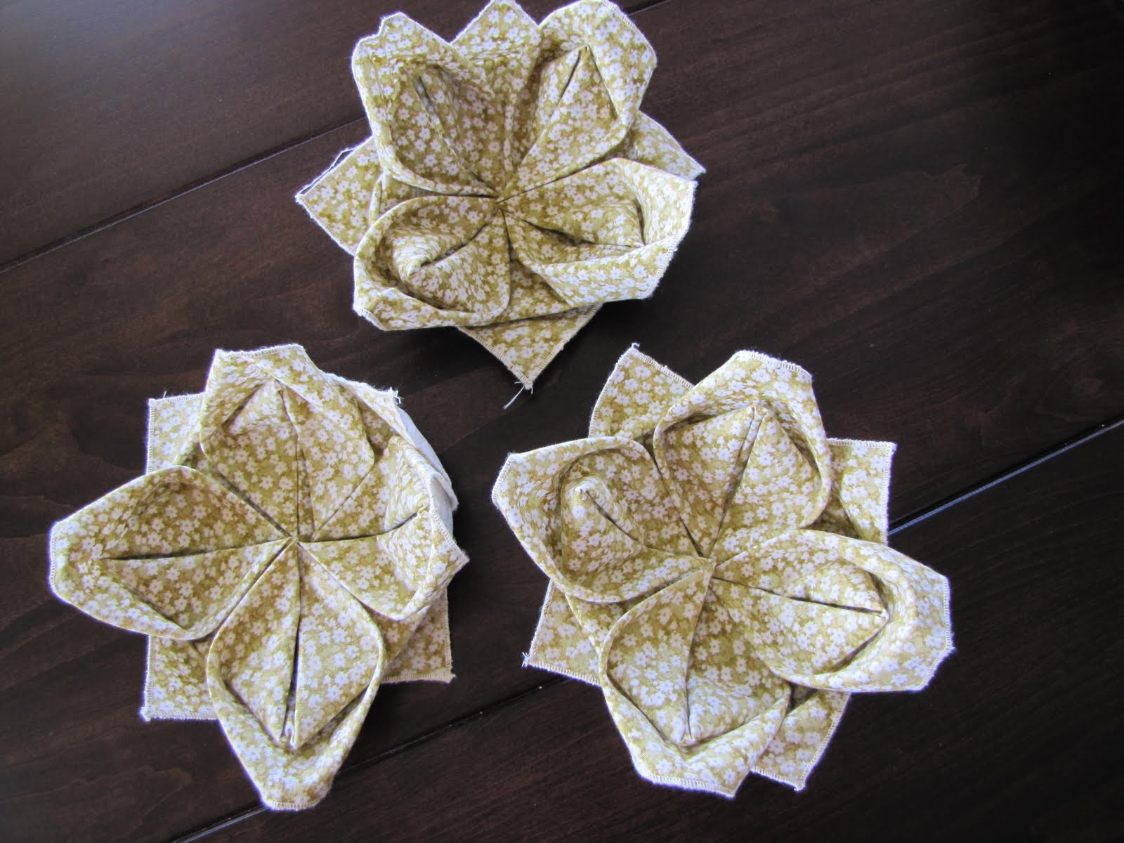 My Front Porch hat trick...a napkin folding tutorial