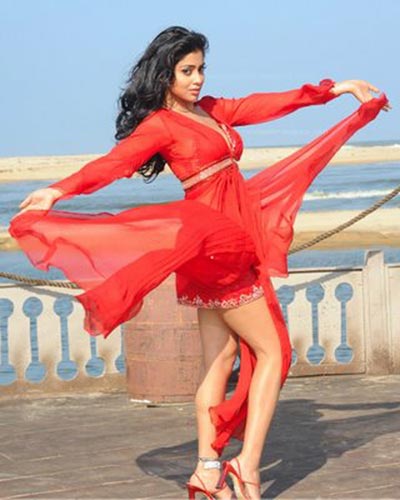 Bollywood Actress looking Cute in Red Dress hot images
