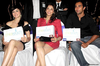 Yana Gupta showing sexy legs with isha Yana Gupta sexy legs