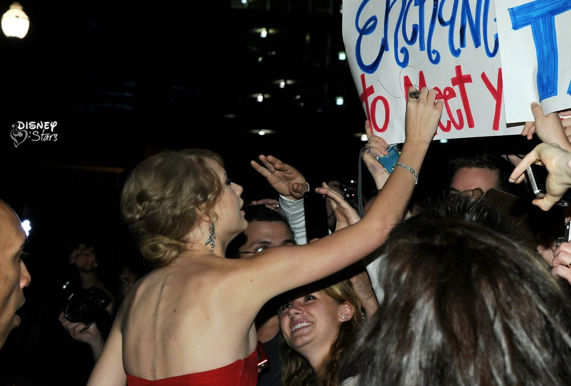 http://2.bp.blogspot.com/_mibZCo3wqkQ/TNvlLpgON7I/AAAAAAAAFck/AAcmrVUIH4A/s1600/taylor-swift-cma-awards-03.jpg