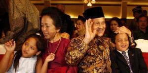 Tiara's Shelter: Ibu Hasri Ainun Habibie Berpulang