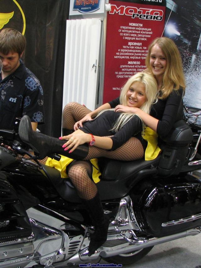 [bike_show_girls_32.jpg]