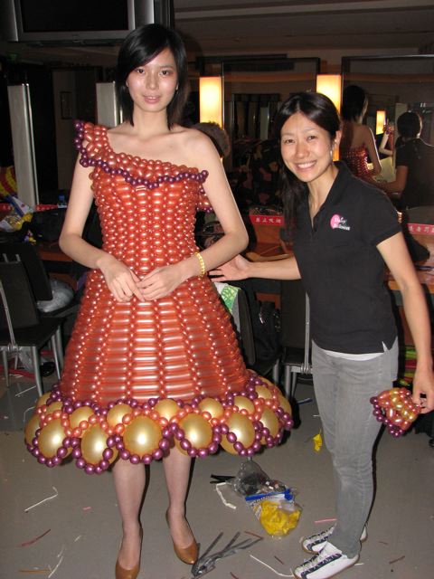 [balloon_dresses_01.jpg]