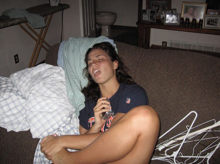 Очкастая леди жаждет секса и собирается кончить от любительской мастурбации