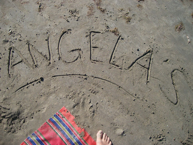 Ángela buscando trascender escribió su nombre en la arena.