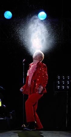 [20081204sanspo_tokyodome10口から水を噴き出し赤い衣装で熱唱する沢田研二.jpg]