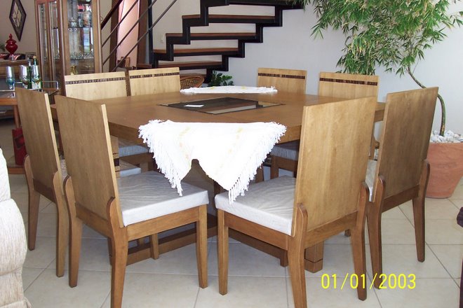 Sala de jantar de madeira