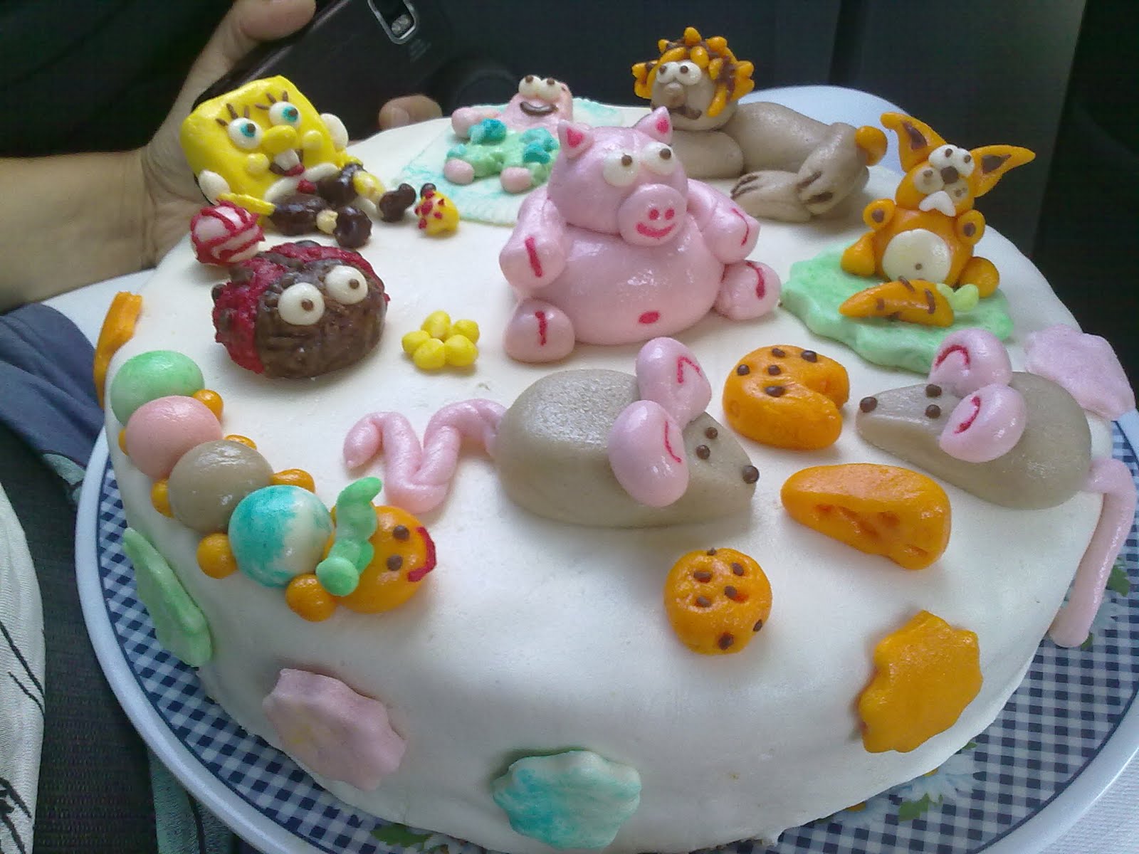 English is all around! My first marshmallow fondant cake!