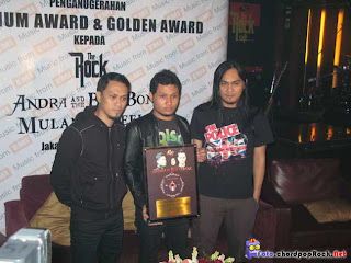 Foto Andra And The Backbone di ambil saat mendapaatkan Pengharggaan platinum award dan Golden Award Foto Andra And The Backbone di ambil saat mendapaatkan Pengharggaan platinum award dan Golden Award