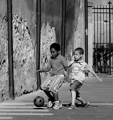 bambini che giocano a calcio