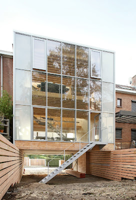 Casa de madera caja con vidrios