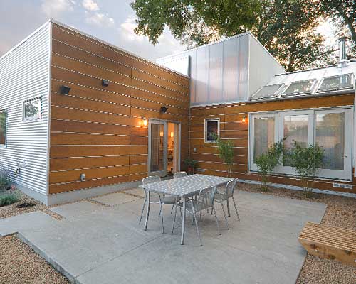 Arquitectura de Casas: Casa modernizada con madera y metal acanalado.