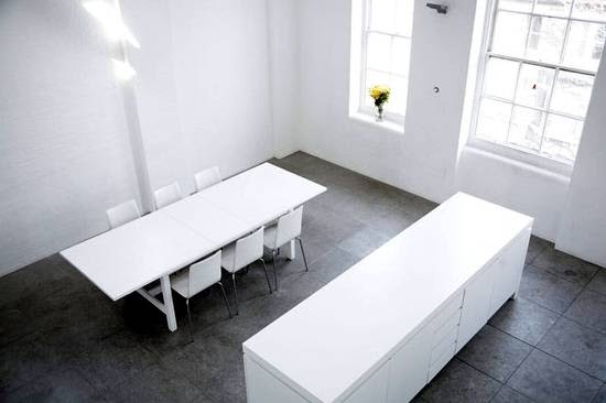 Arquitectura de Casas: Cocina minimalista en un extenso y luminoso loft.