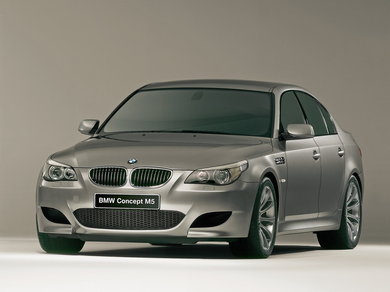 [BMW_M5_Concept,_2004.jpg]