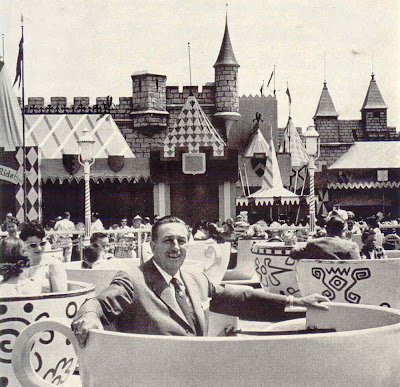 Disneyland Californie - Page 25 Walt+in+teacup,+Holiday+Magazine,+1957+from+goldcountrygirls