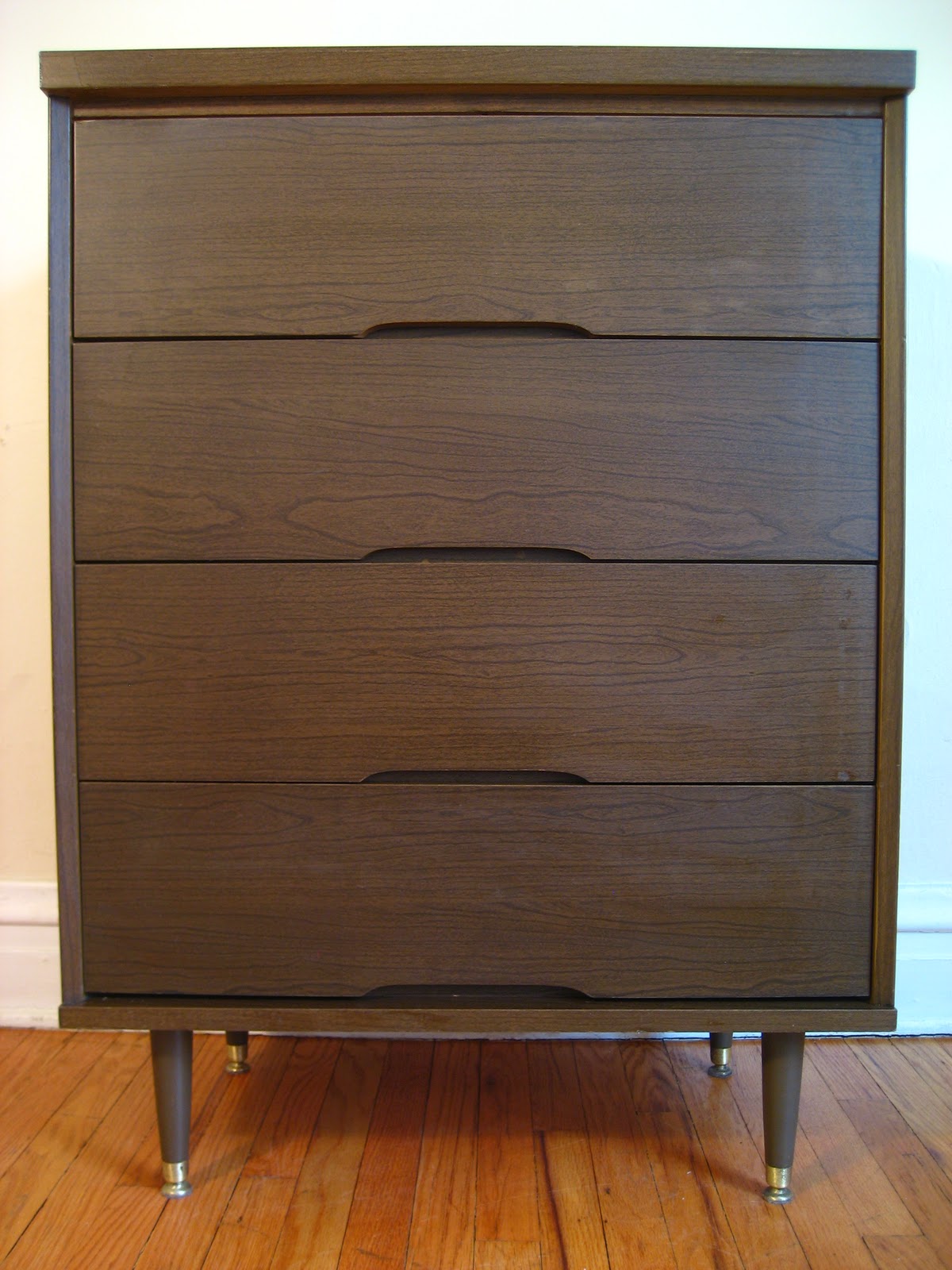 flatout design Upright Dresser