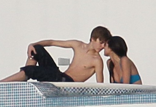 selena gomez and justin bieber kiss. justin bieber kisses selena