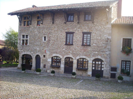 [3perouges1patrimoine.JPG]