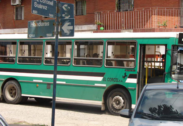 Colectivo con pasajeros circula a contramano