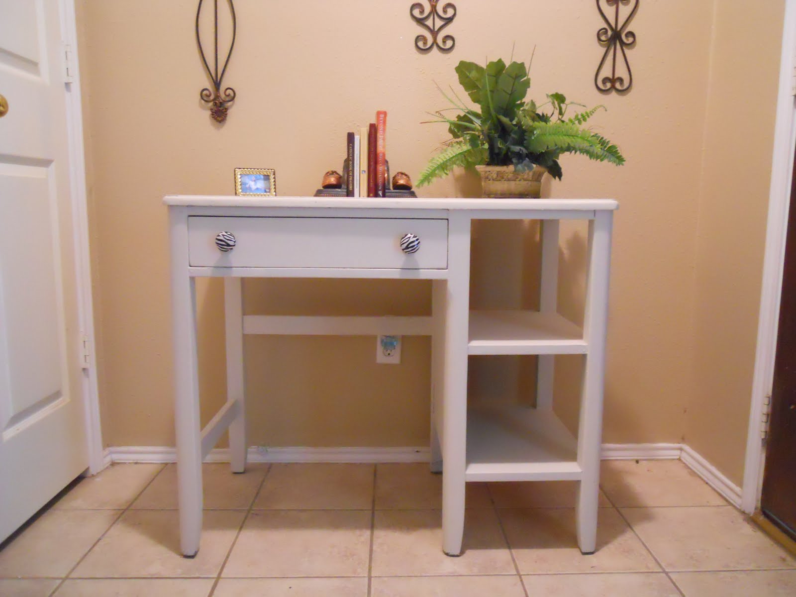 Younique 727 Zoe White Desk With Zebra Knobs