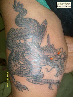 Dragão oriental tatuado na parte de dentro do braço