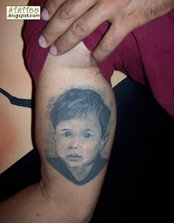 Foto realista tatuado na parte interior do braço