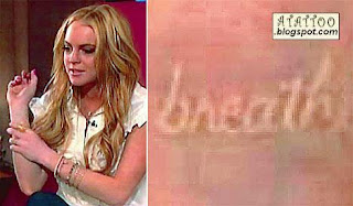 Tatuagem com tinta branca no pulso de Lindsay Lohan
